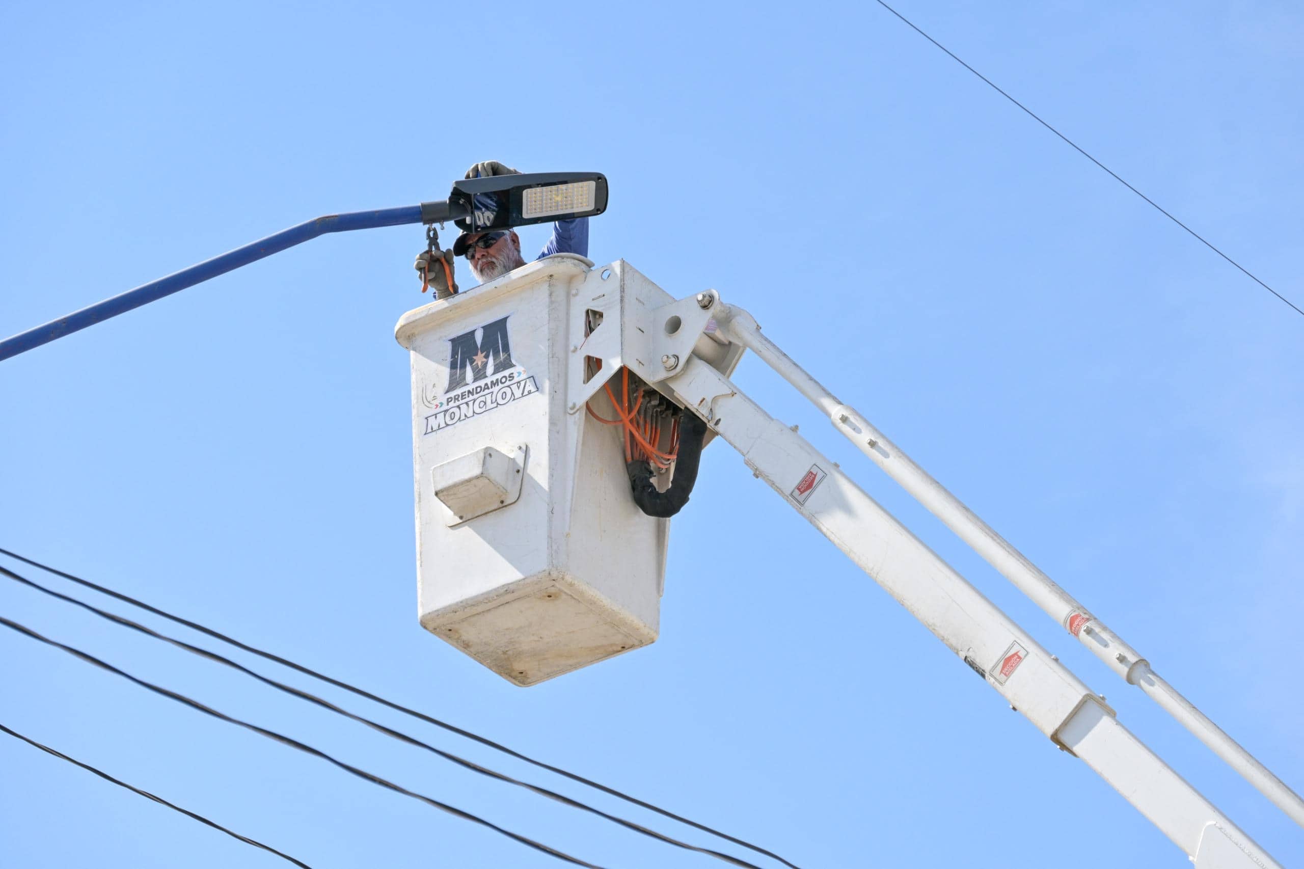 Instalan nuevas luminarias en Monclova para mayor seguridad