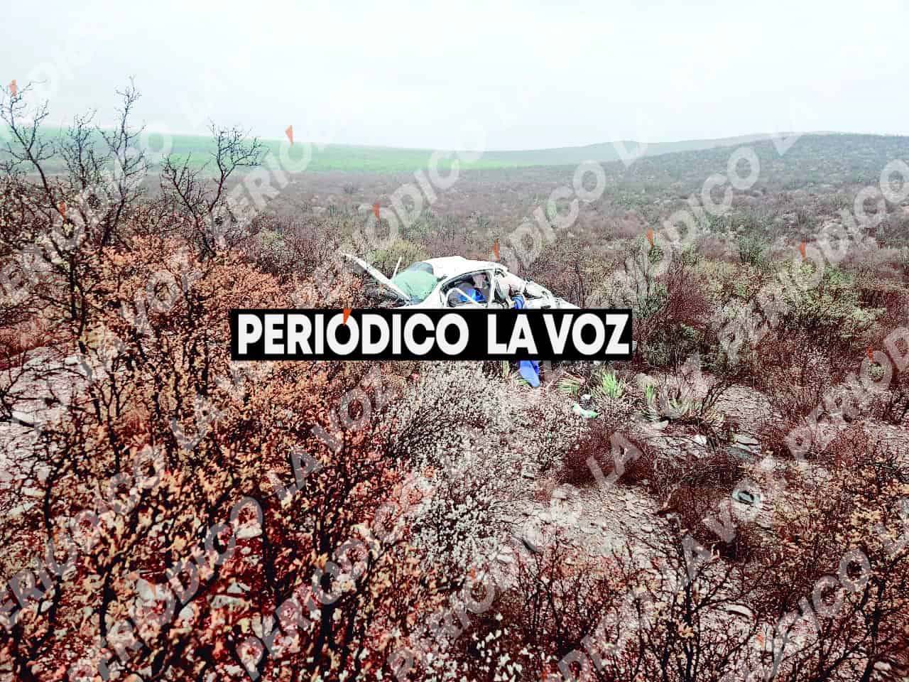 Camioneta se vuelca y cae en voladero: dos heridos en Escobedo