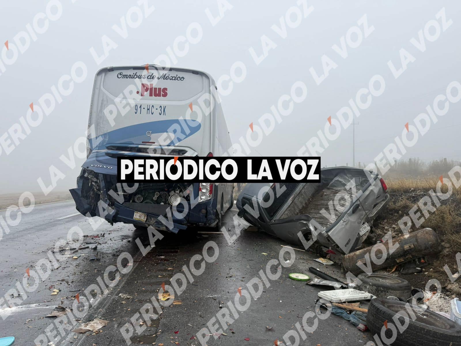 Tr&aacute;iler provoca carambola en Arteaga: ocho personas heridas