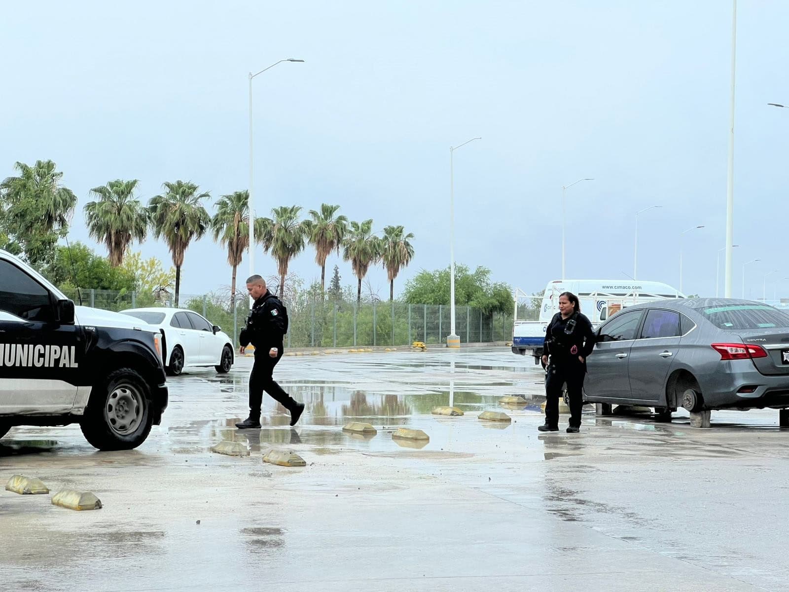 Llantas de Nissan Versa ponchadas en Monclova por conflicto sentimental