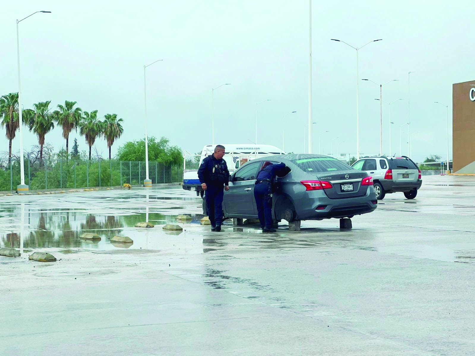 Llantas de Nissan Versa ponchadas en Monclova por conflicto sentimental