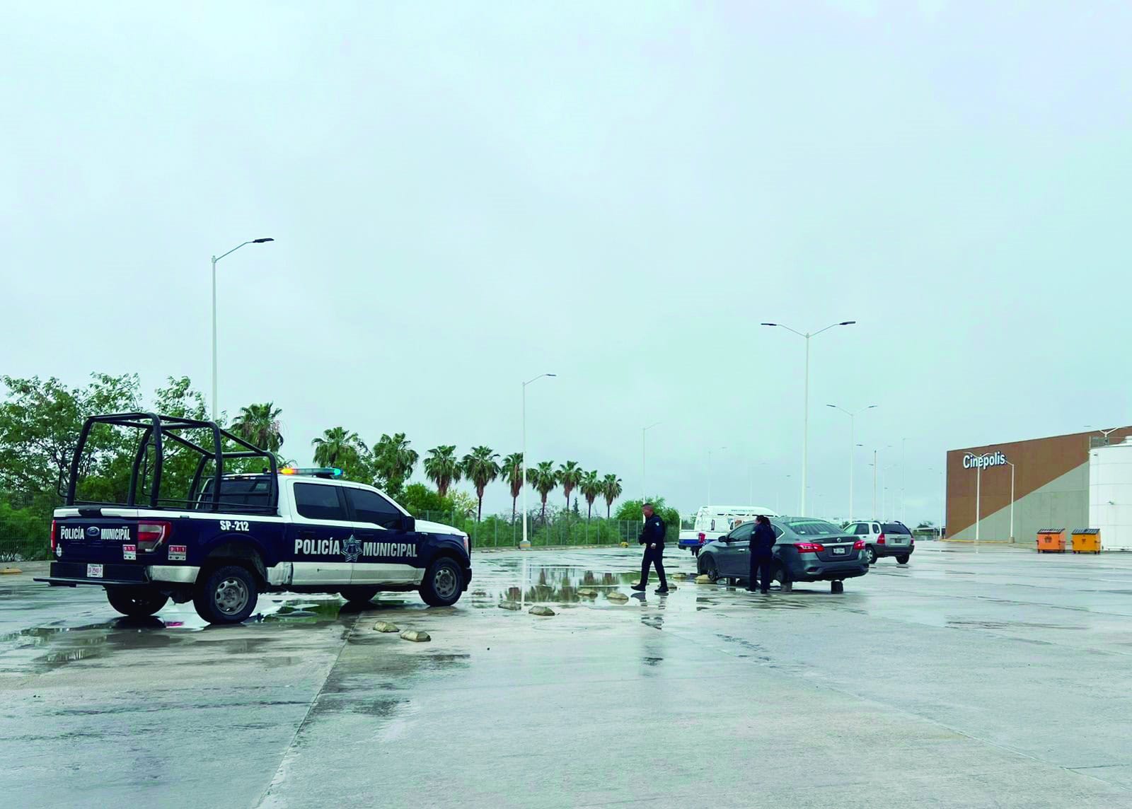 Llantas de Nissan Versa ponchadas en Monclova por conflicto sentimental