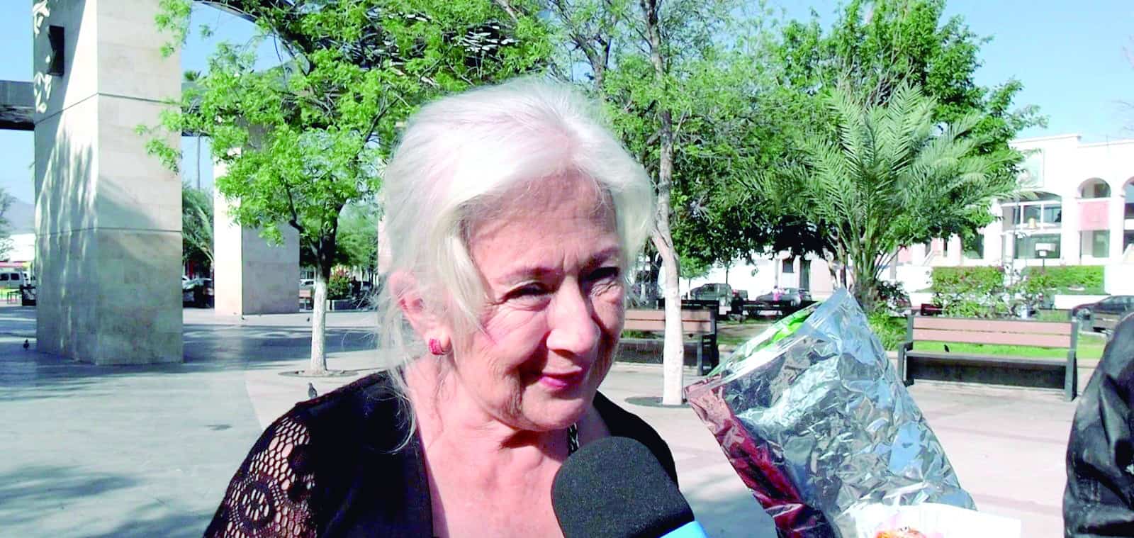 Monclova: Rebeca Mart&iacute;nez comparte dulces y fe en Semana Santa