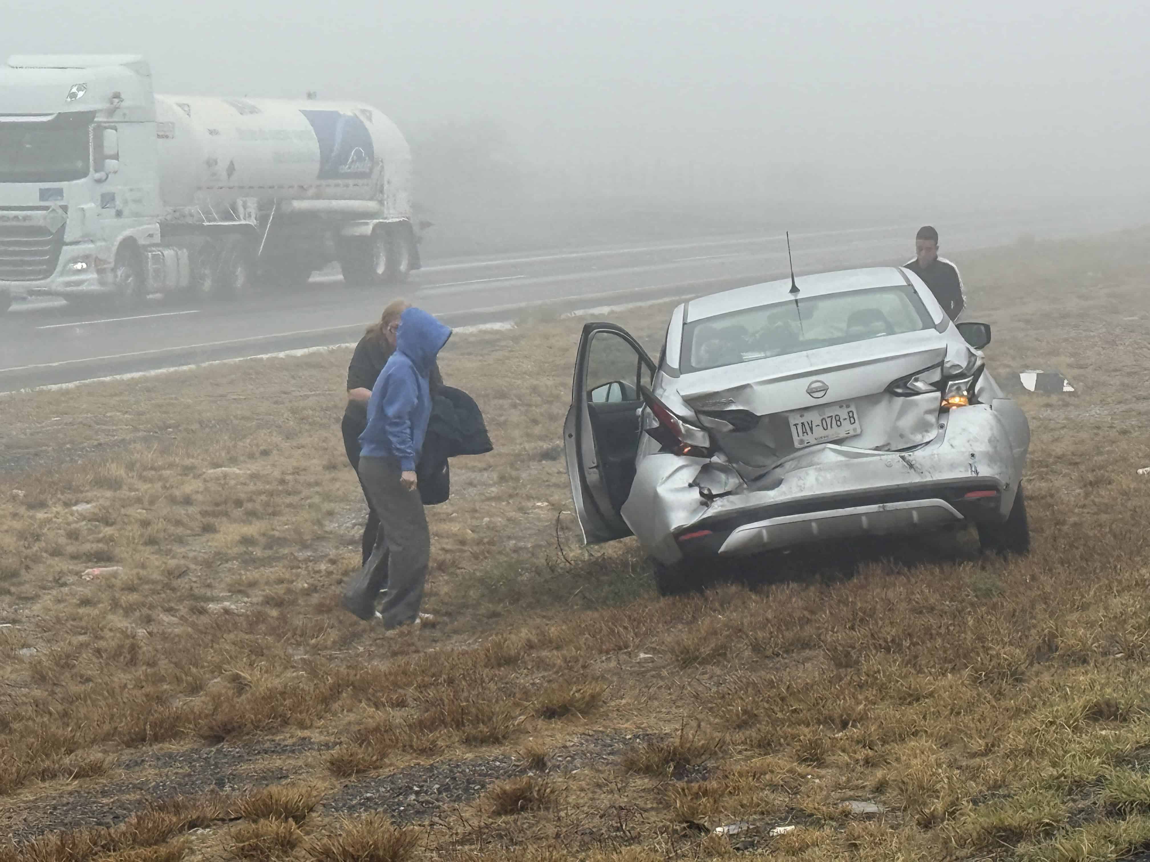 Tr&aacute;iler provoca accidente en Matehuala-Mty con varios veh&iacute;culos involucrados