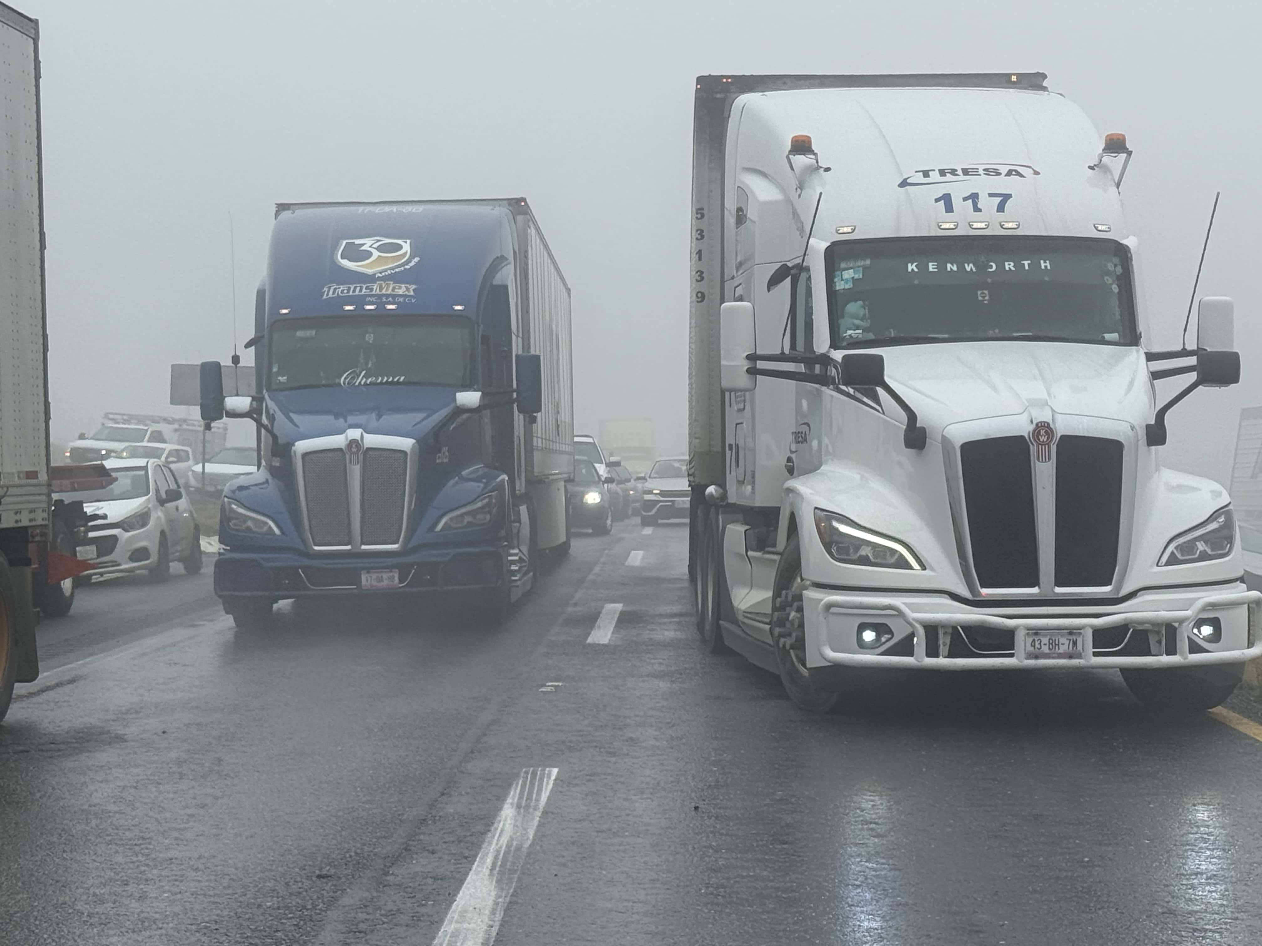Tr&aacute;iler provoca accidente en Matehuala-Mty con varios veh&iacute;culos involucrados