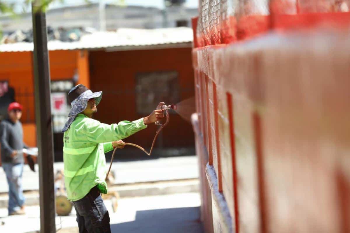 Rehabilitan plaza en colonia Mar&iacute;a de Le&oacute;n