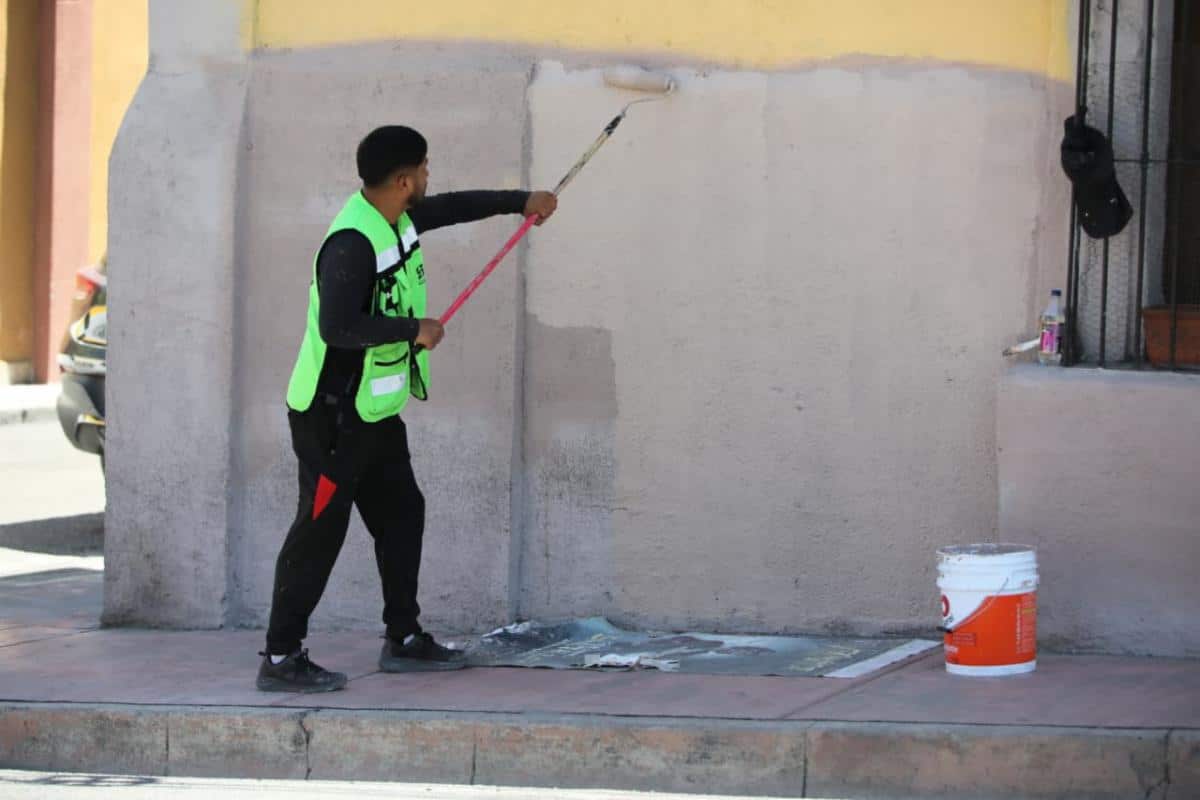 Rehabilitan plaza en colonia Mar&iacute;a de Le&oacute;n