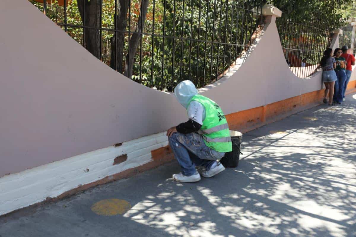 Rehabilitan plaza en colonia Mar&iacute;a de Le&oacute;n