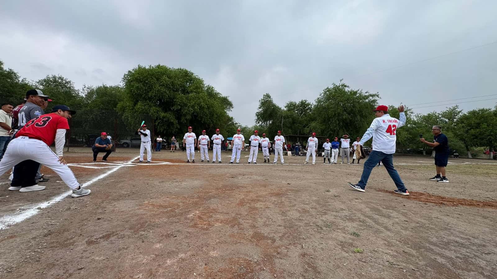 Rinden homenaje a Fernando Elizondo en tradicional juego de Semana Santa