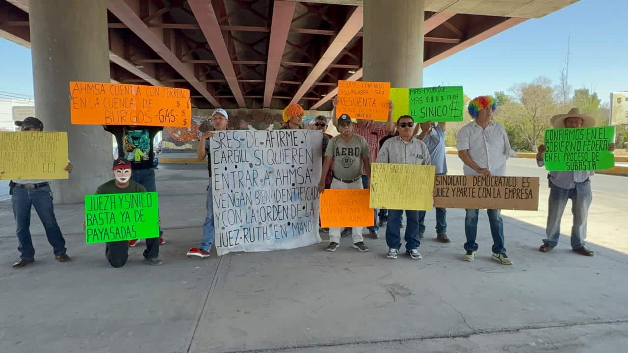 Ex obreros de AHMSA en Monclova restringen acceso a la sider&uacute;rgica