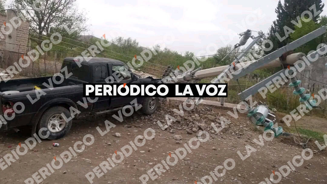 Camioneta choca contra poste en Ocampo: j&oacute;venes huyen del lugar