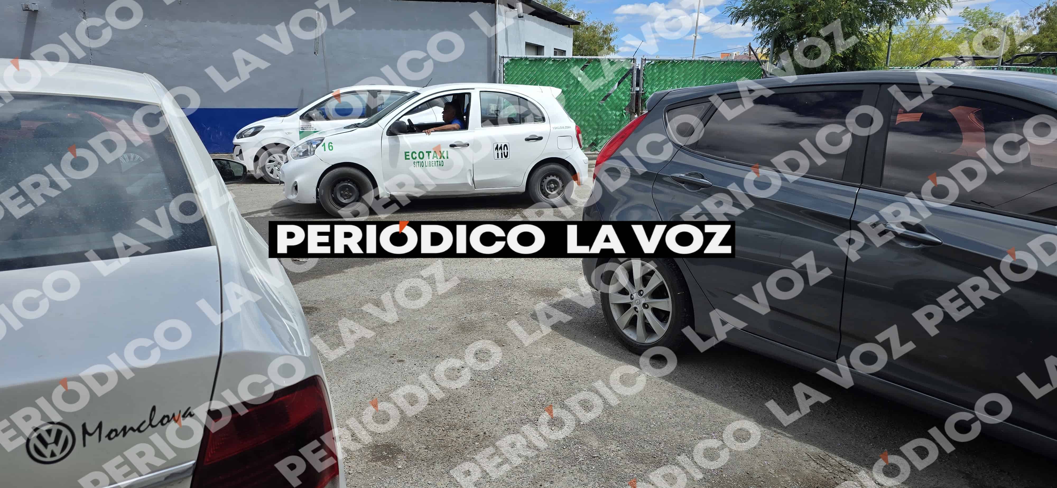 Choque entre taxis en Monclova deja da&ntilde;os significativos