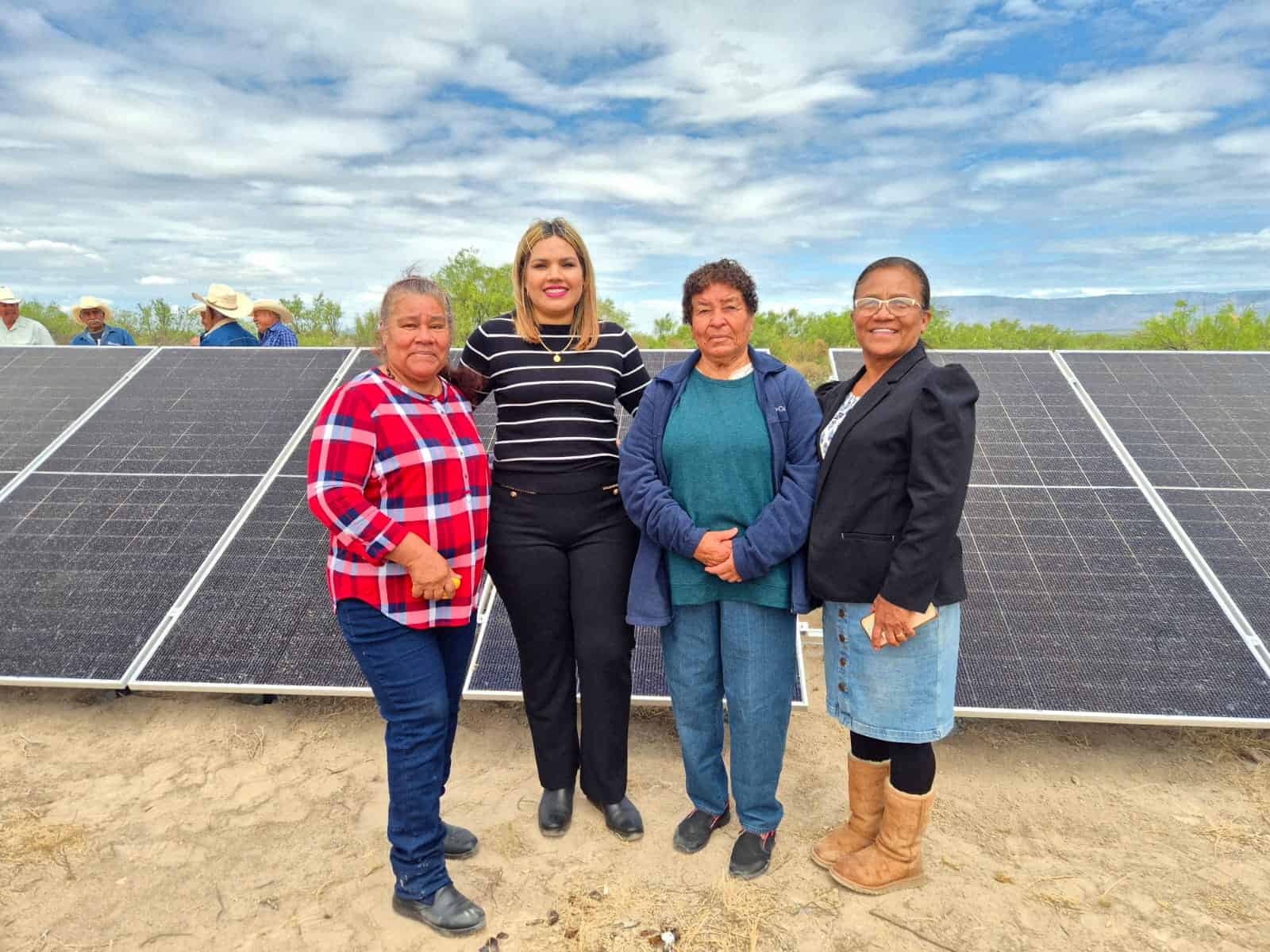 Entrega de bomba y paneles solares en Casta&ntilde;os