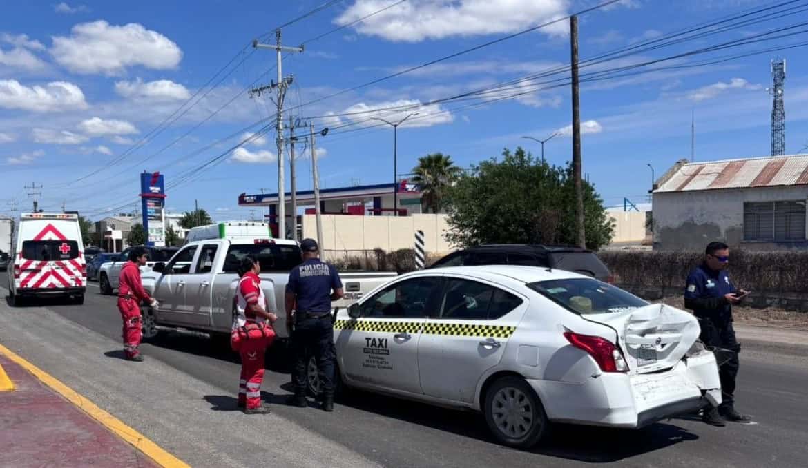 Accidente en carretera 57: carambola en Sabinas deja da&ntilde;os materiales