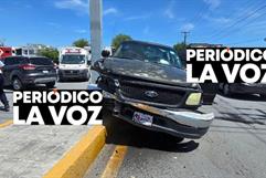 Va por acerobono y causa accidente