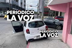 Choca auto y lo trepa a banqueta