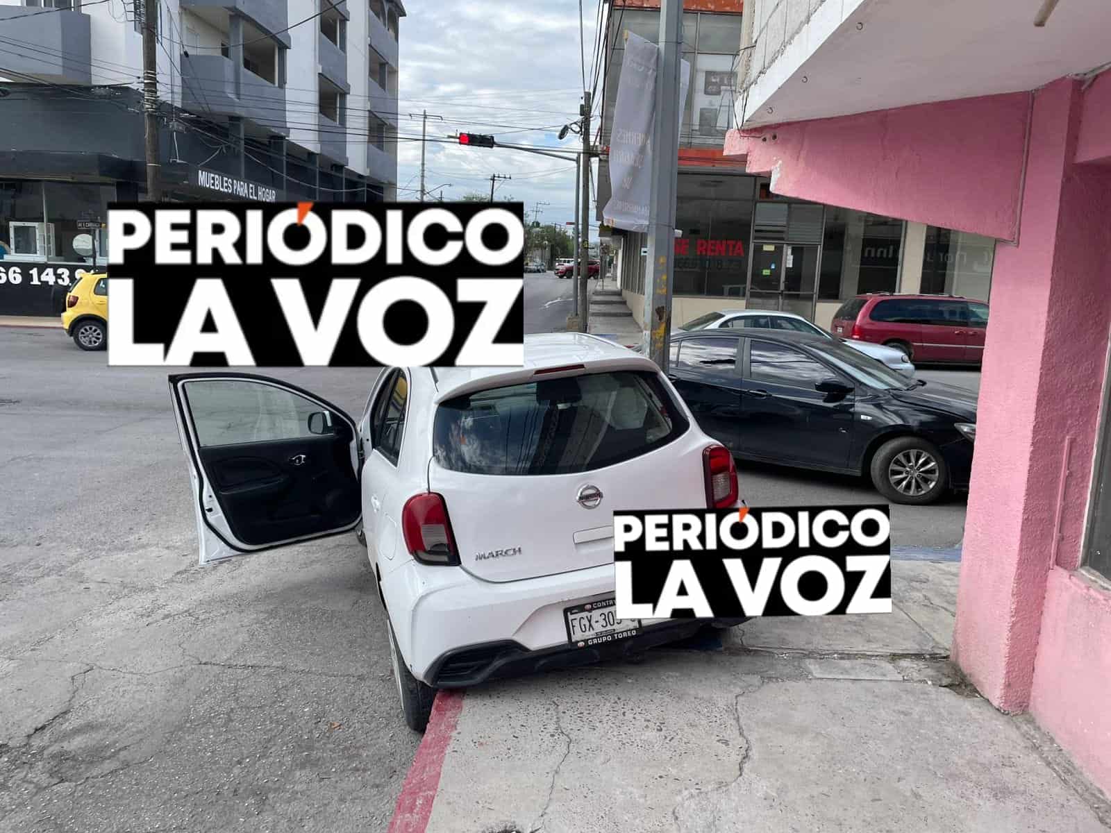 Choca auto y lo trepa a banqueta