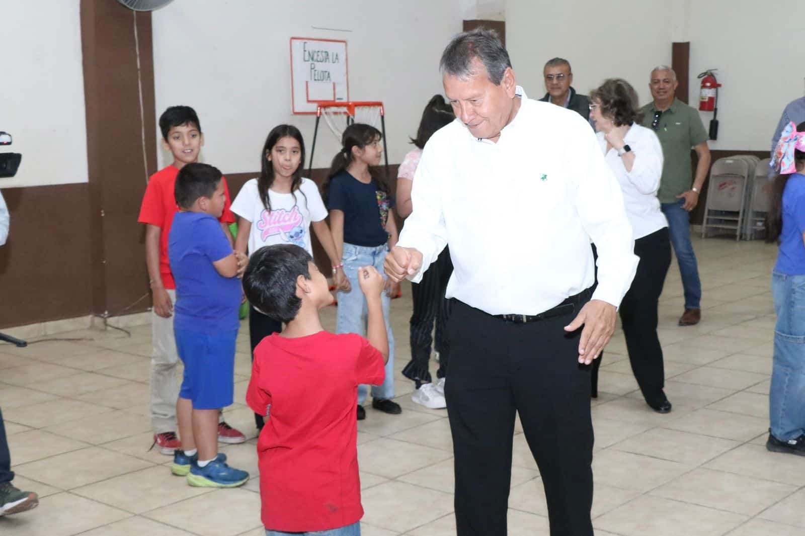 &Oacute;scar R&iacute;os Ram&iacute;rez entrega relojes a ni&ntilde;os en Aventuras Culturales