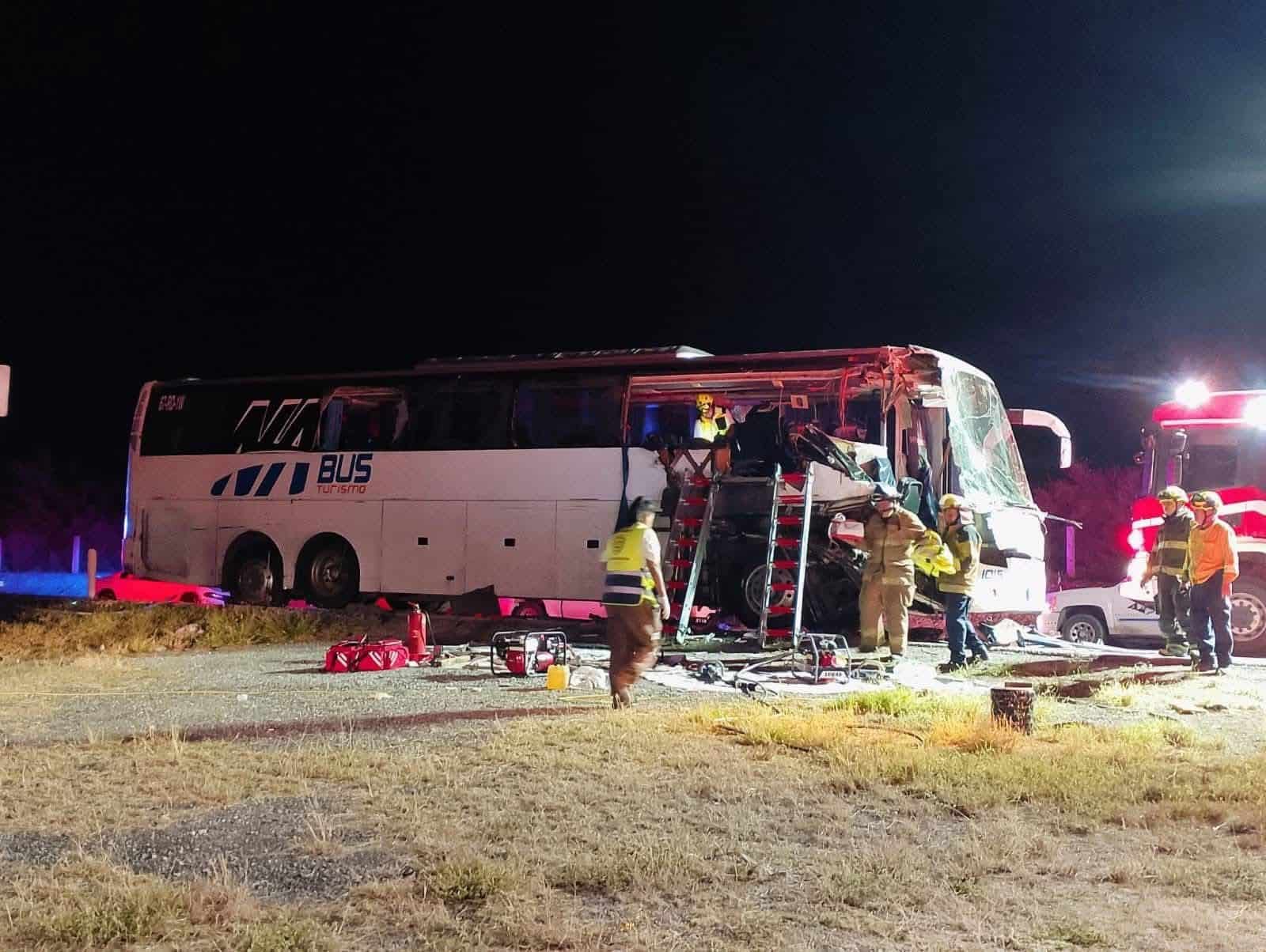 Tragedia en carretera: Autob&uacute;s de pasajeros que iba a Ciudad Acu&ntilde;a choca y deja v&iacute;ctimas mortales