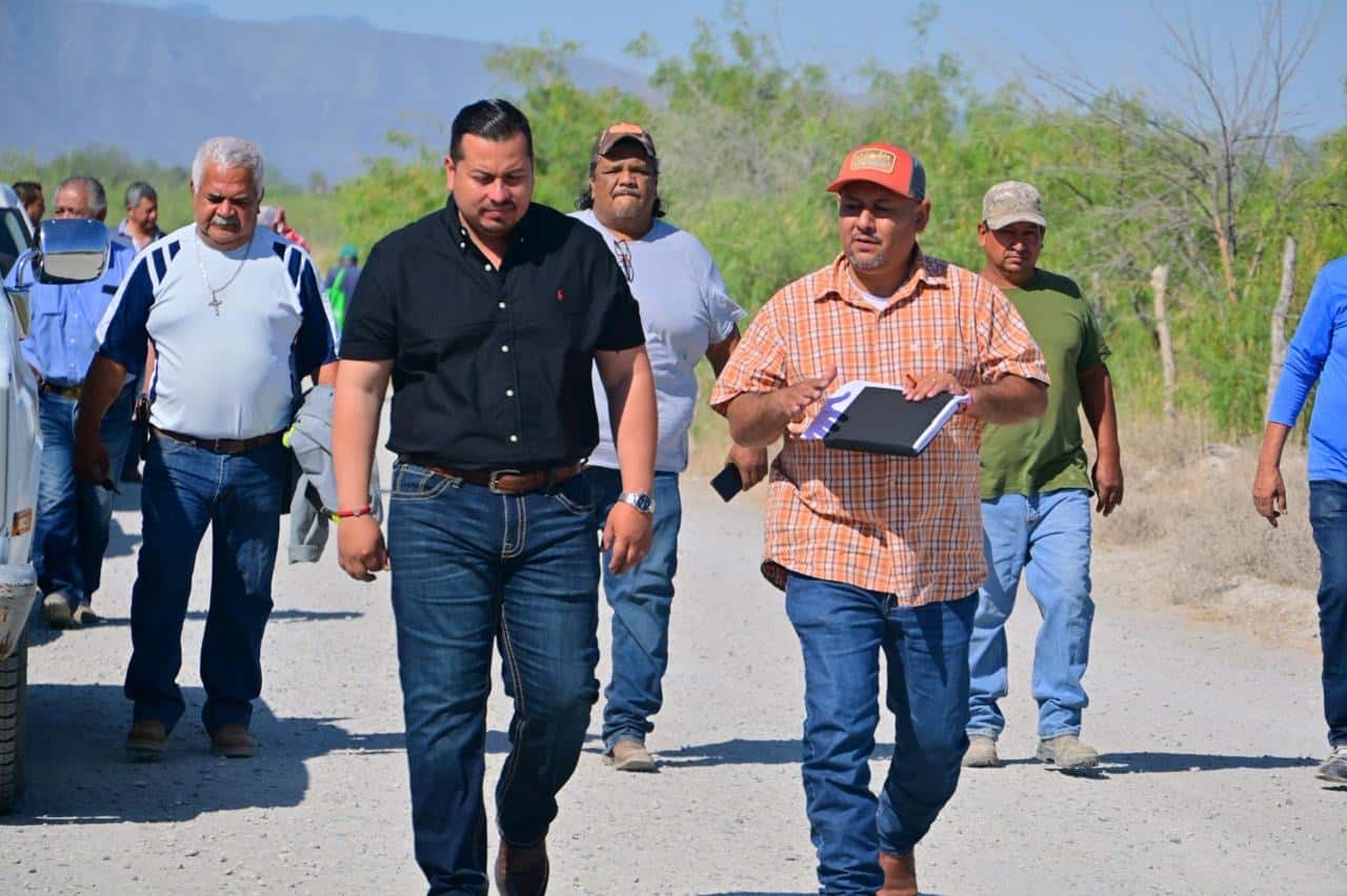 Javier Flores Rodr&iacute;guez escucha a vecinos en colonia Ejidal de San Buenaventura