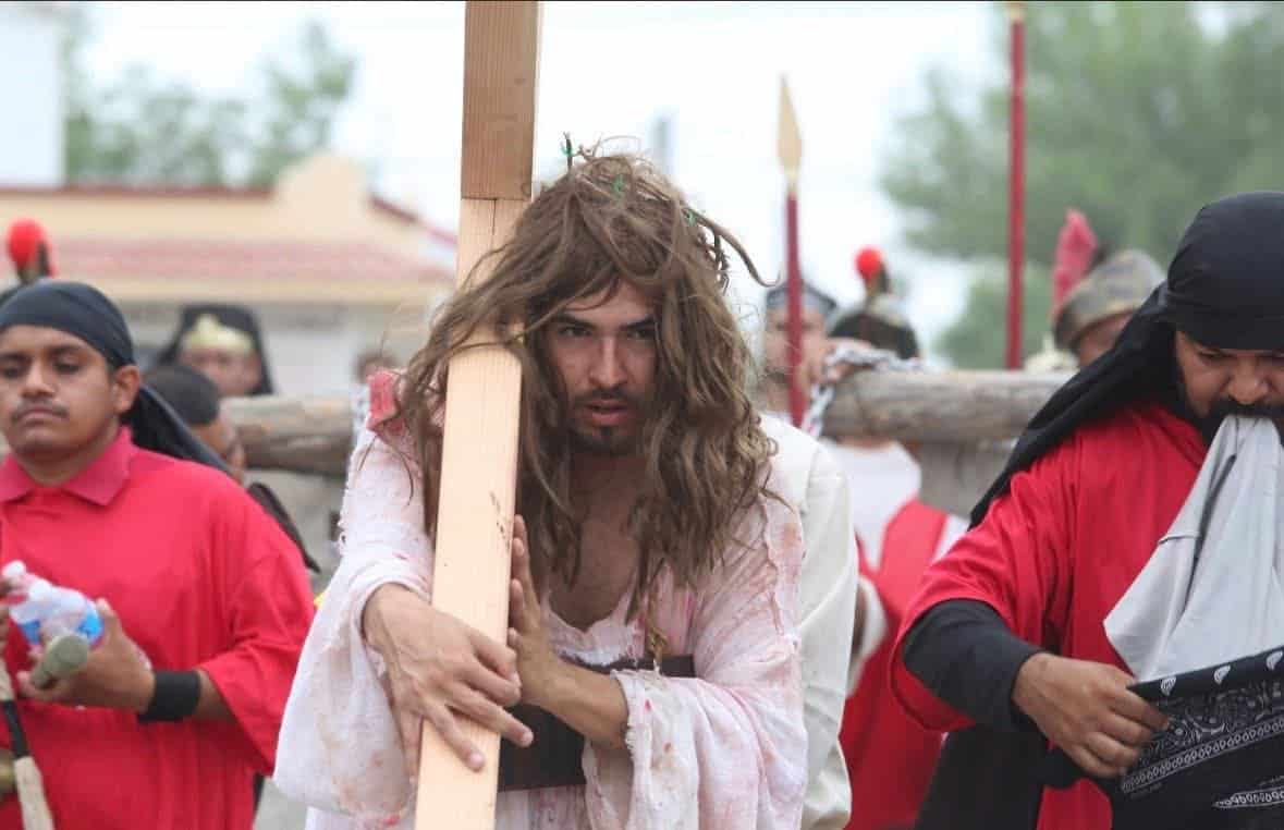 J&oacute;venes de Titanes participan en el Viacrucis en Sabinas