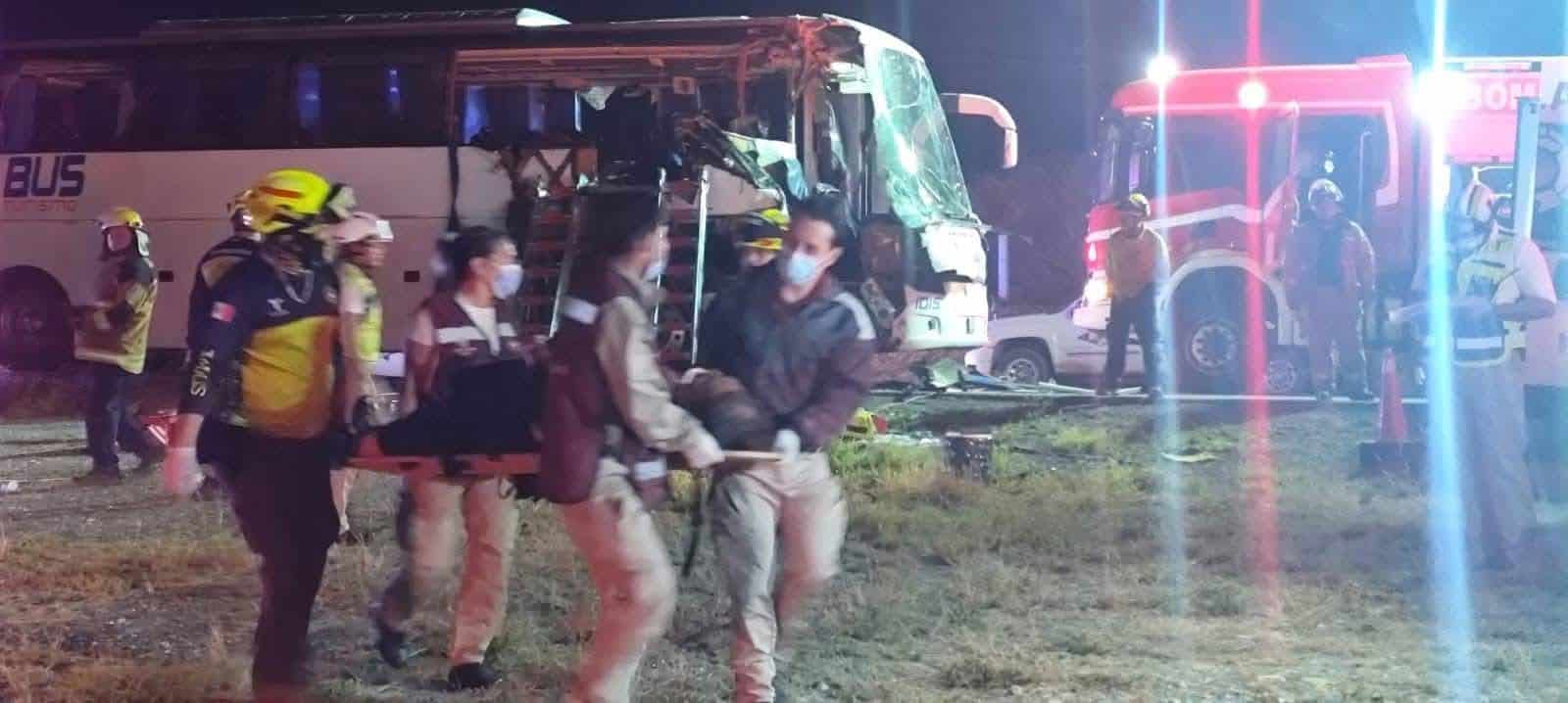 Tragedia en carretera: autob&uacute;s de pasajeros se impacta y deja dos muertos y ocho heridos