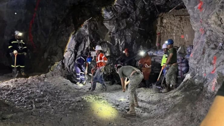 Rescatan a trabajador atrapado en mina de Sinaloa | Video