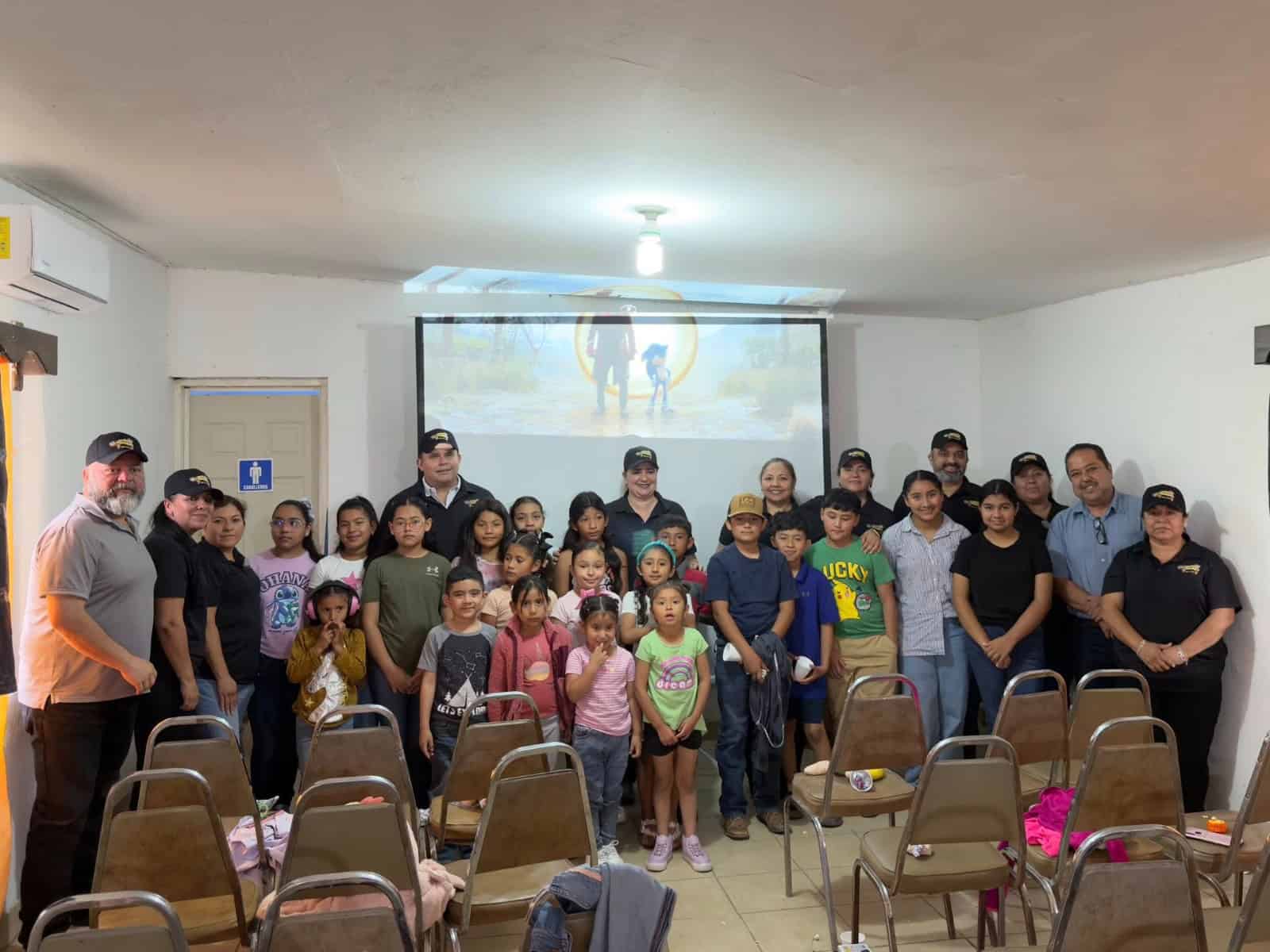 Llevan cine y diversi&oacute;n a ni&ntilde;as y ni&ntilde;os de ejido La Luz en Villa Uni&oacute;n