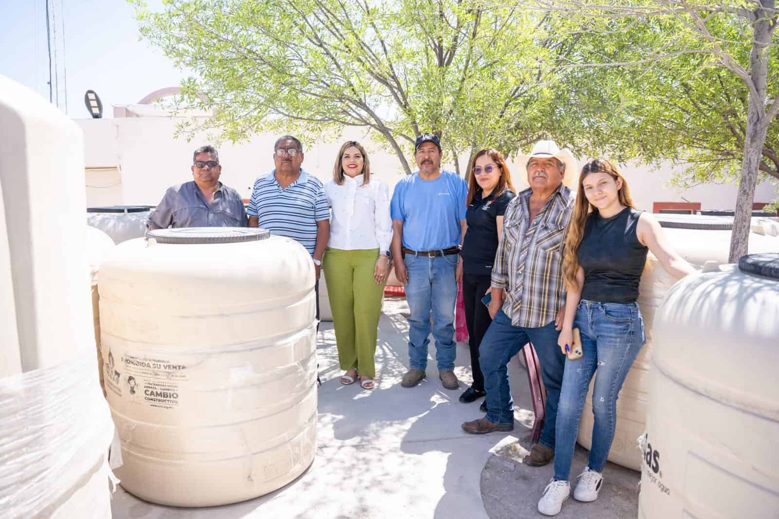 Familias de Casta&ntilde;os reciben tinacos subsidiados