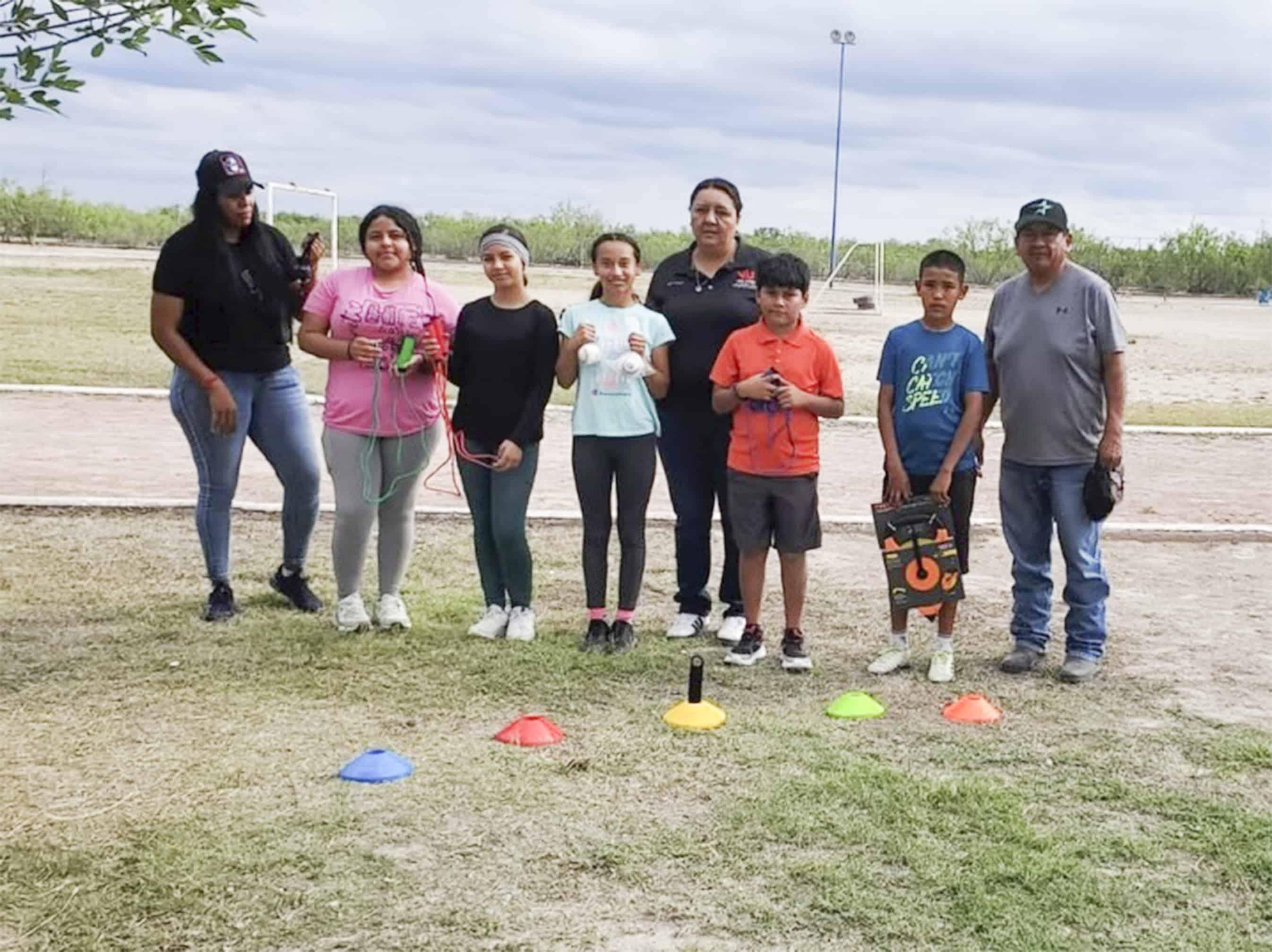 Impulsan a j&oacute;venes atletas con entrega de material deportivo en Villa Uni&oacute;n