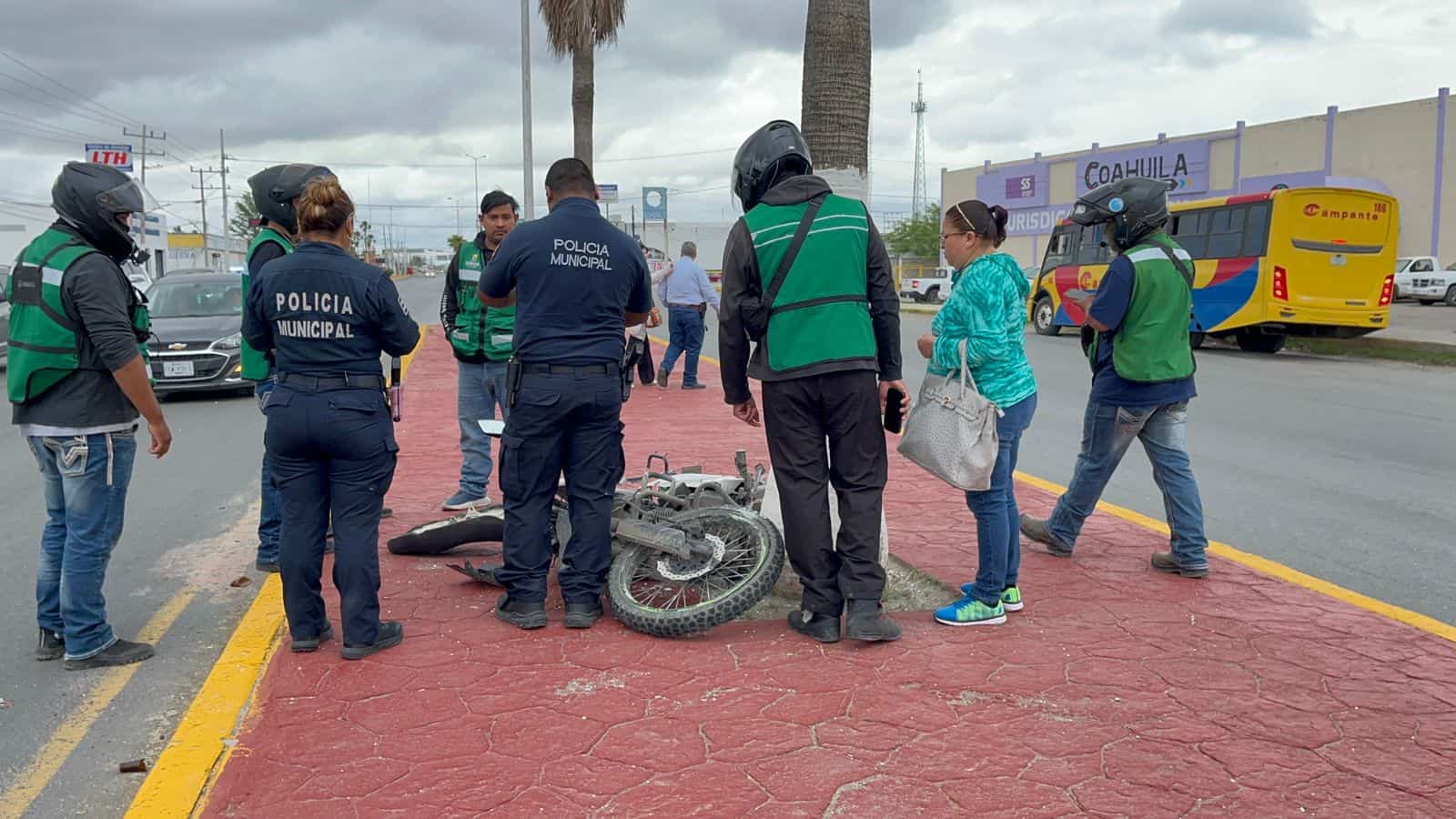 Motociclista sufre accidente en Sabinas
