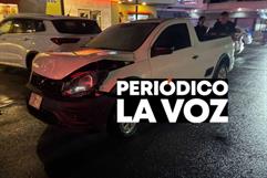 ¡De reversa!  Va por la cena y choca