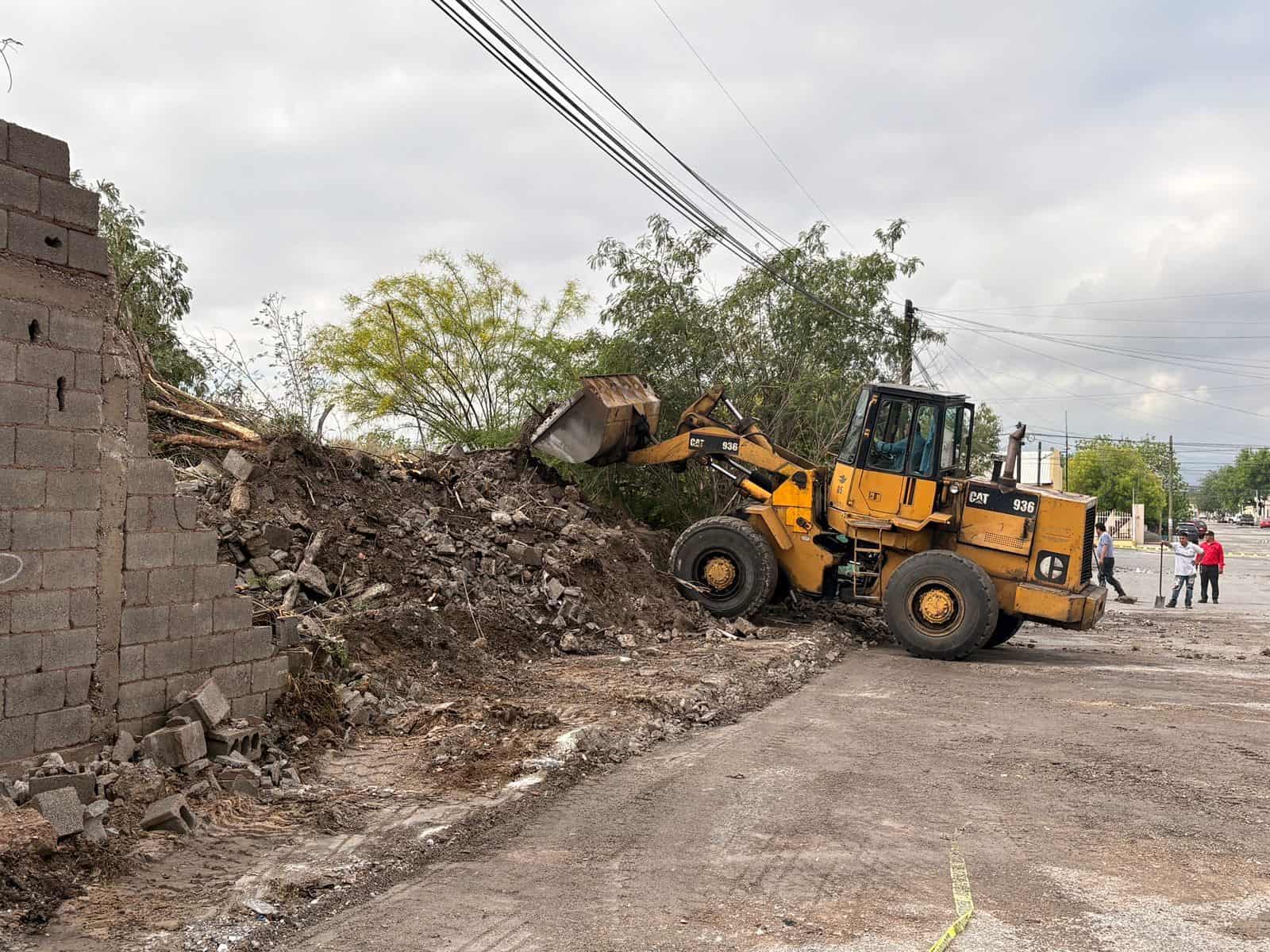 Colapso de barda en Frontera causa da&ntilde;os a camioneta de Transportes Faz