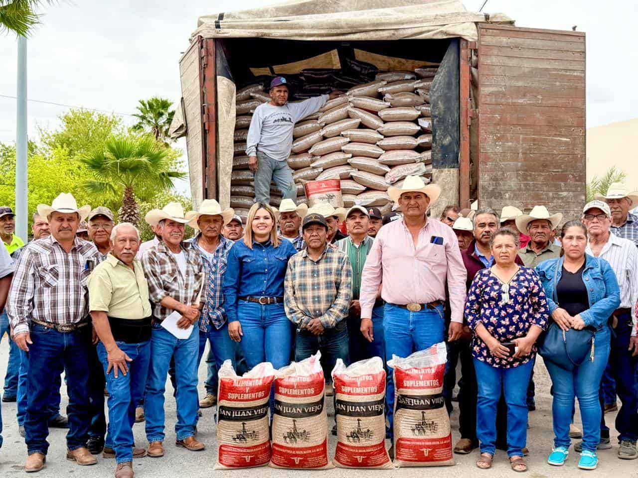 Yesica Sifuentes entrega 38 toneladas de alimento a productores en Casta&ntilde;os