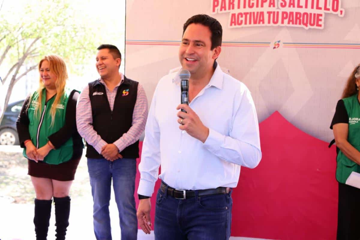 Javier D&iacute;az Gonz&aacute;lez entrega plaza renovada en colonia Azteca