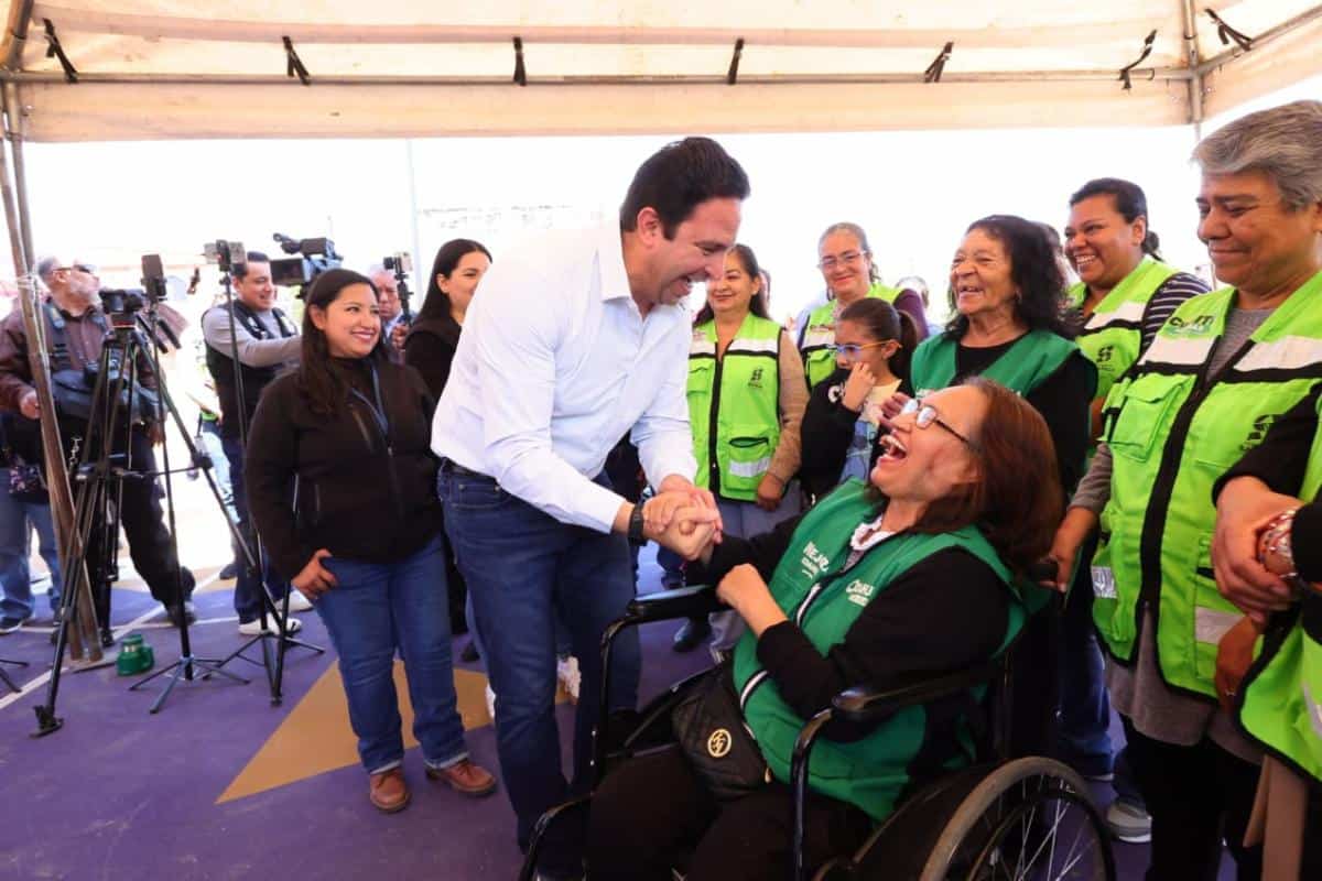 Javier D&iacute;az Gonz&aacute;lez entrega plaza renovada en colonia Azteca