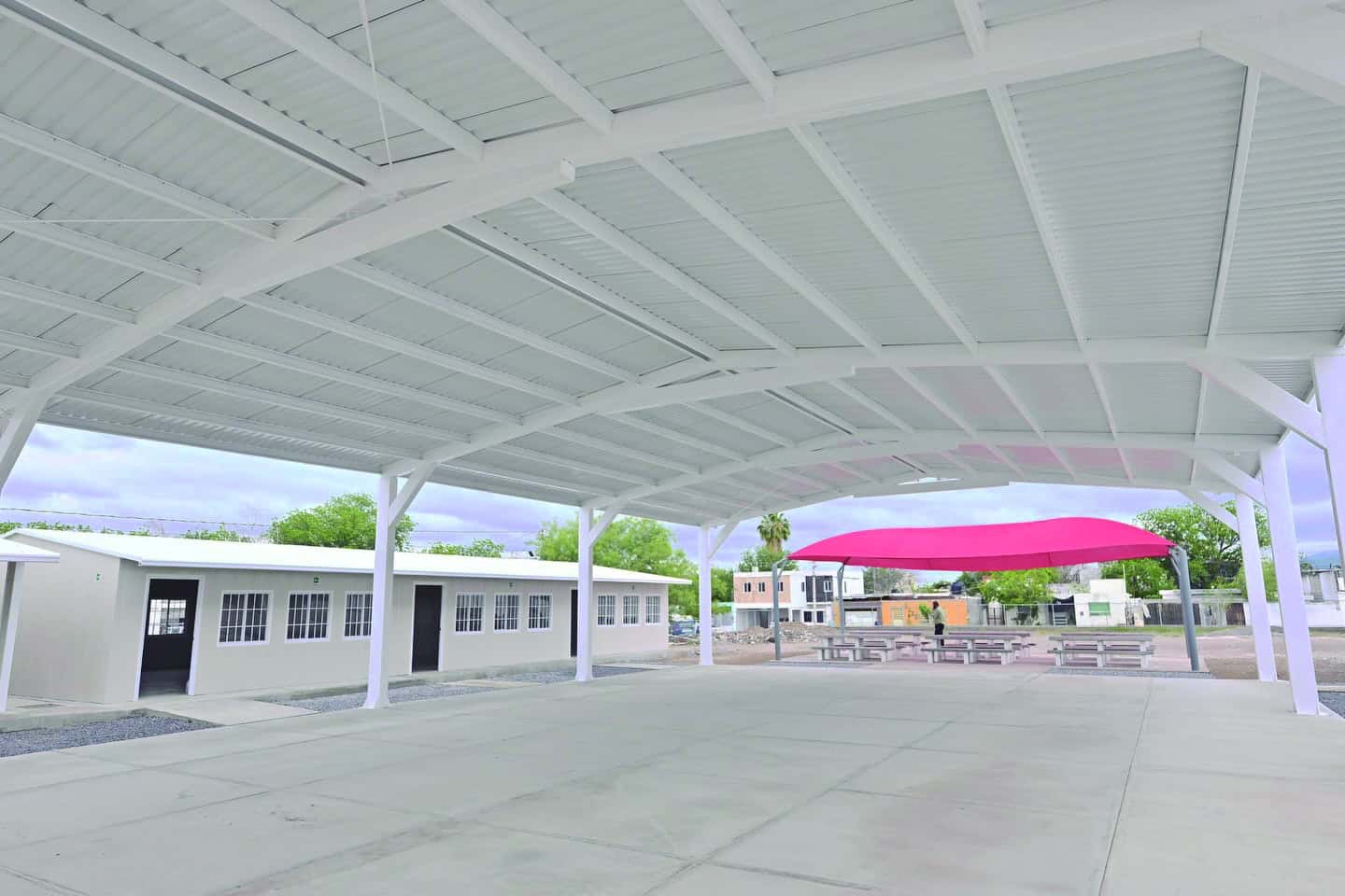 Carlos Villarreal supervisa avances en la nueva Escuela Suzanne Robert de Pape