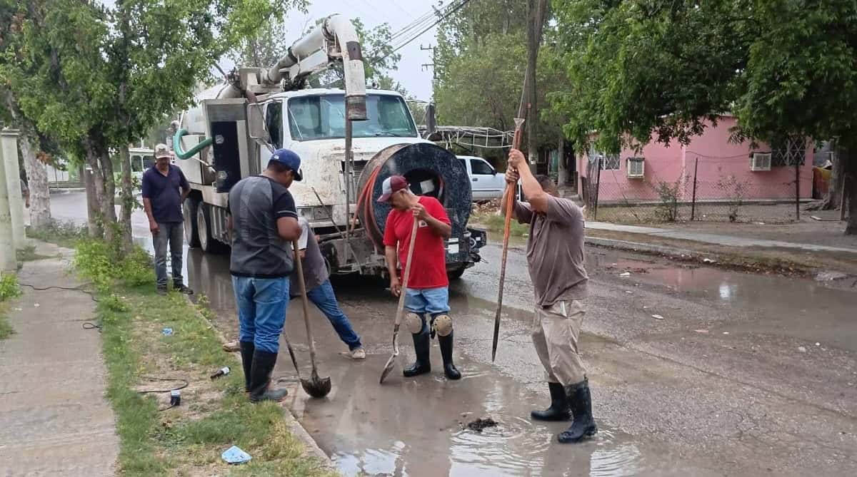 Persisten fugas de agua en Nava; vecinos exigen soluci&oacute;n de fondo
