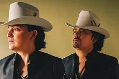 Los Dos Carnales lanzan Me Derrito y conquistan el país