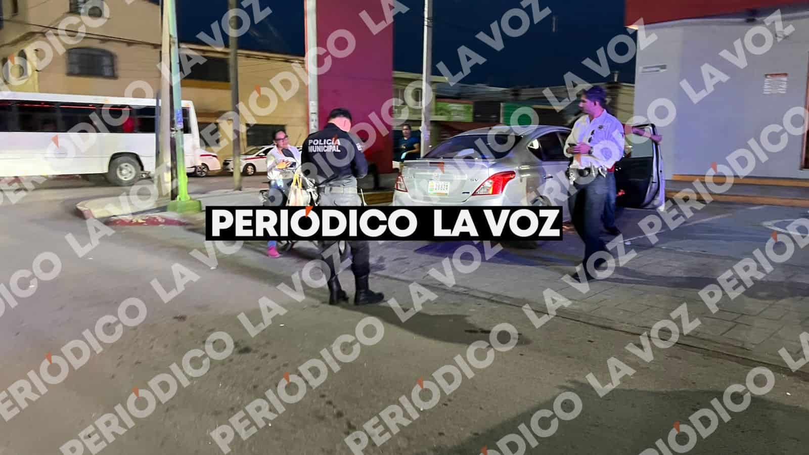 Choque entre motocicleta y autom&oacute;vil causa caos en Frontera