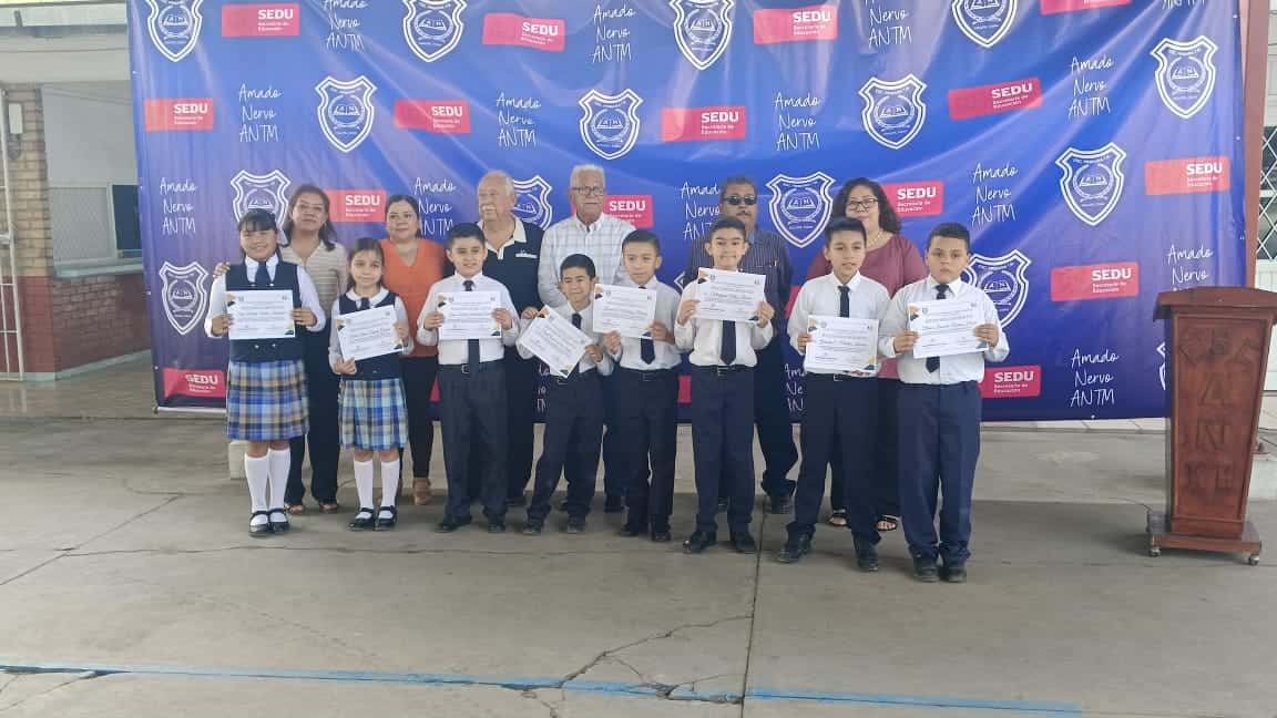 Estudiantes de Agujita reciben reconocimiento por su desempe&ntilde;o en matem&aacute;ticas