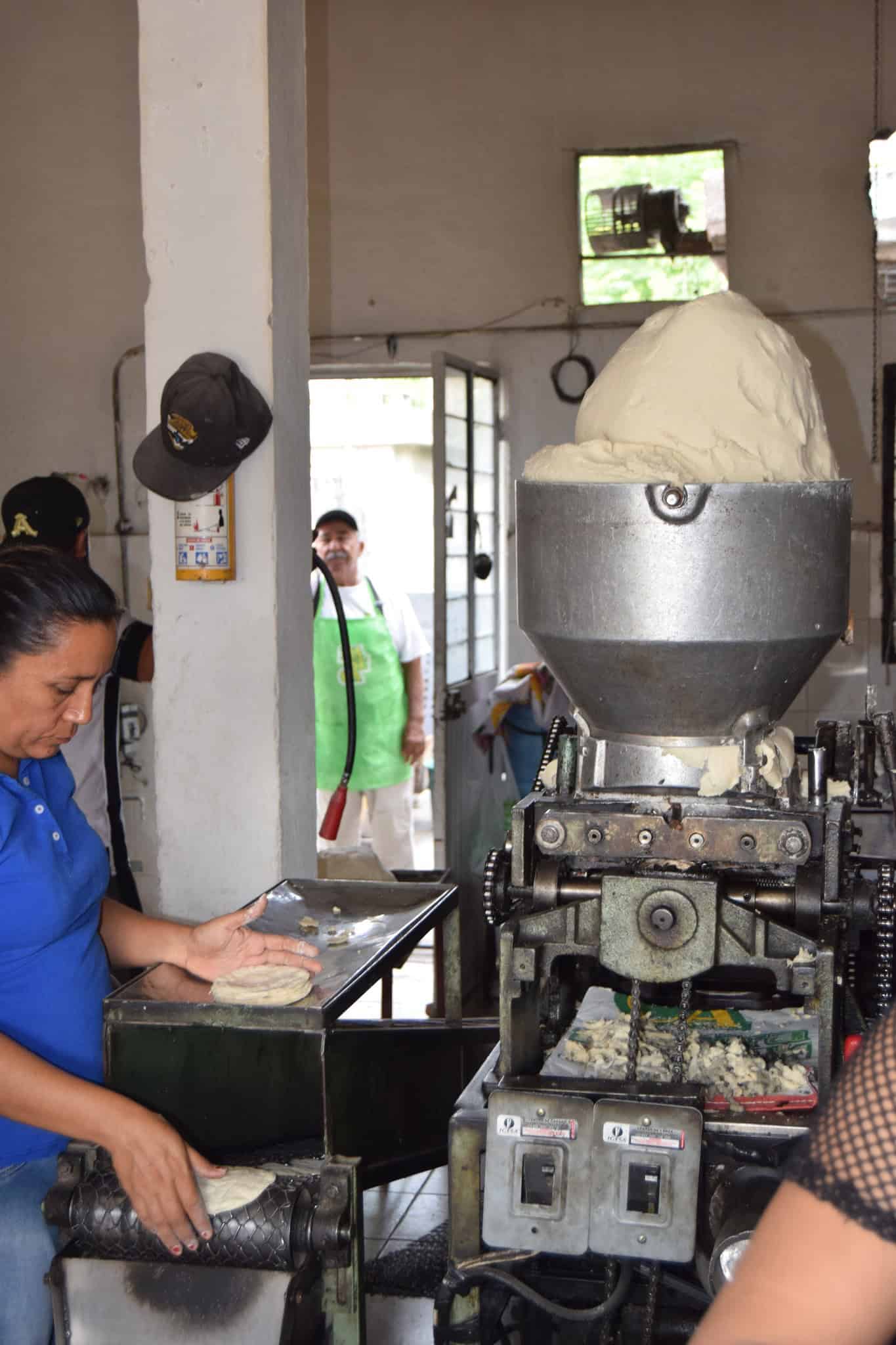 Tortilleros analizan incremento de 1 a 2 pesos en tortilla por aumento de harina