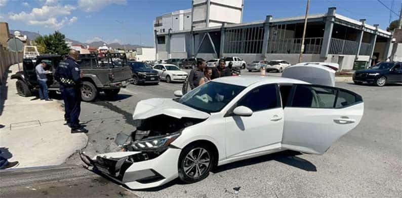 Accidente automovil&iacute;stico deja heridos en Saltillo: Tereso Medina involucrado