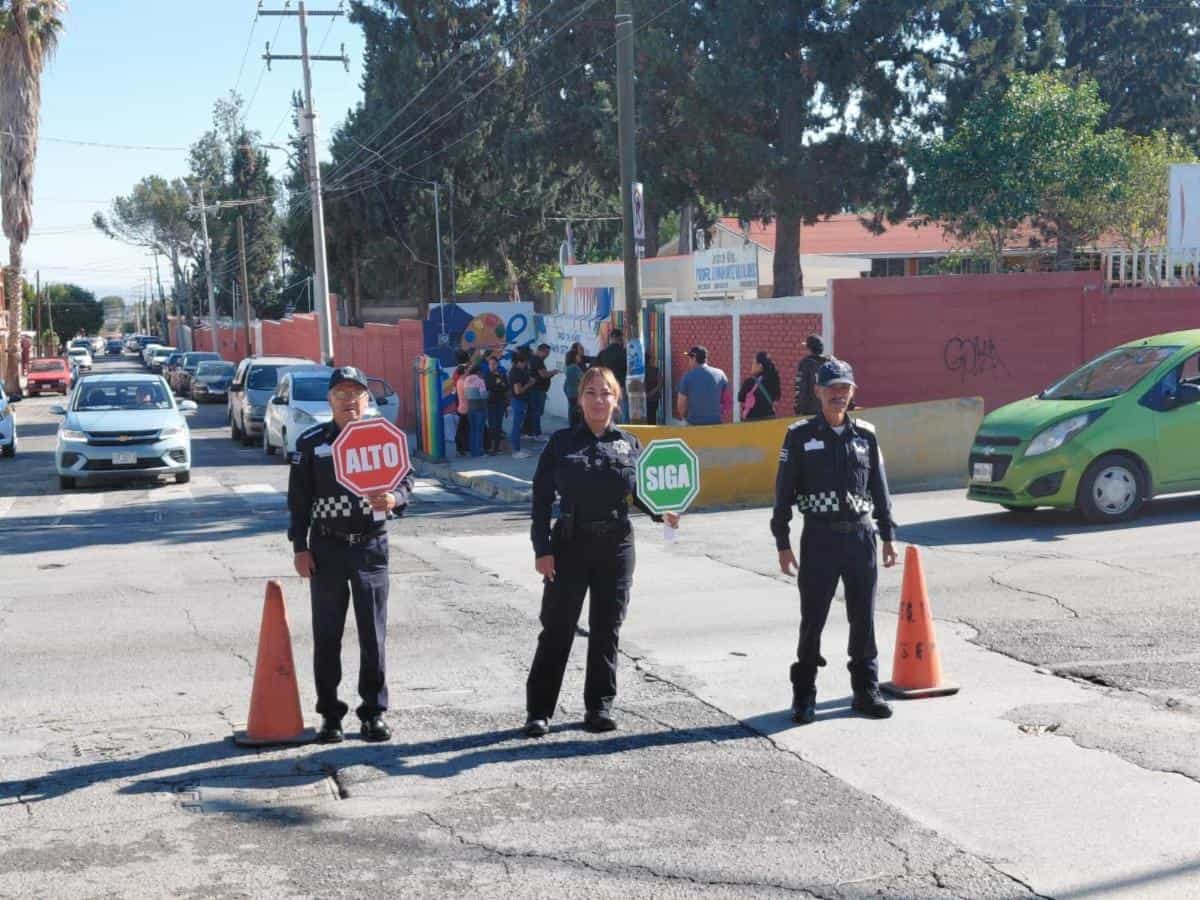 Comisar&iacute;a de Saltillo despliega operativo de seguridad en escuelas