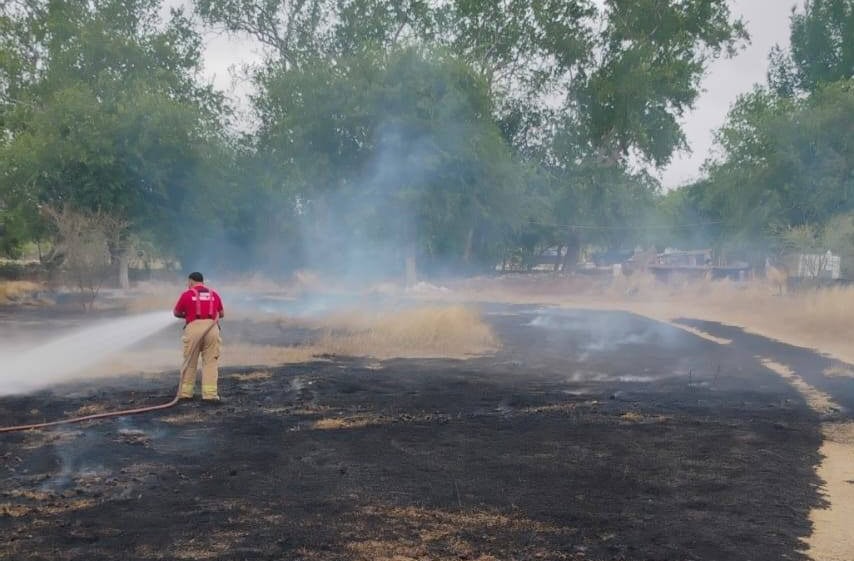 Controlan incendio de zacatal en carretera Morelos–Nava