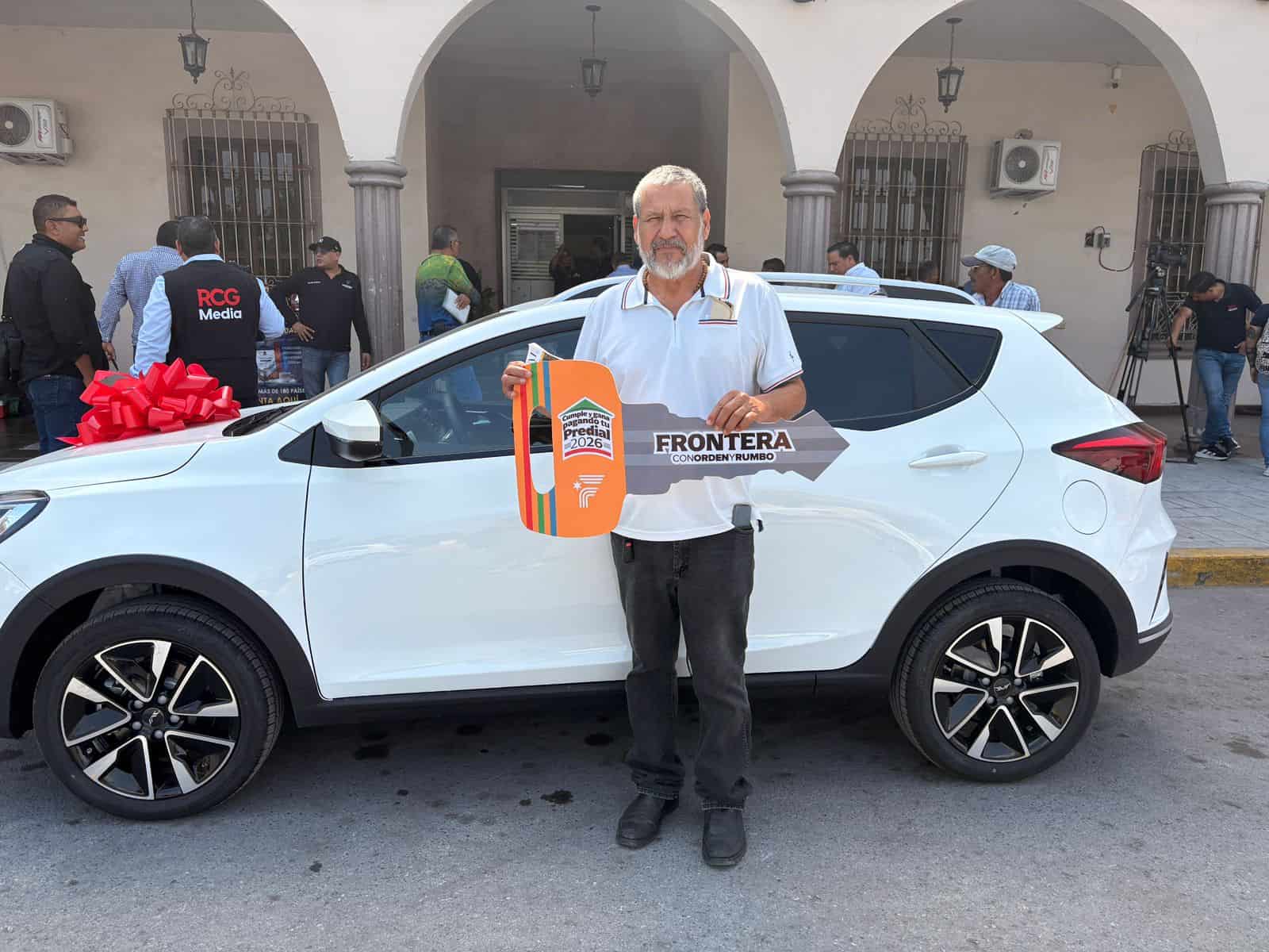 De la misa a la sorpresa: gana auto tras 38 a&ntilde;os cumpliendo con predial