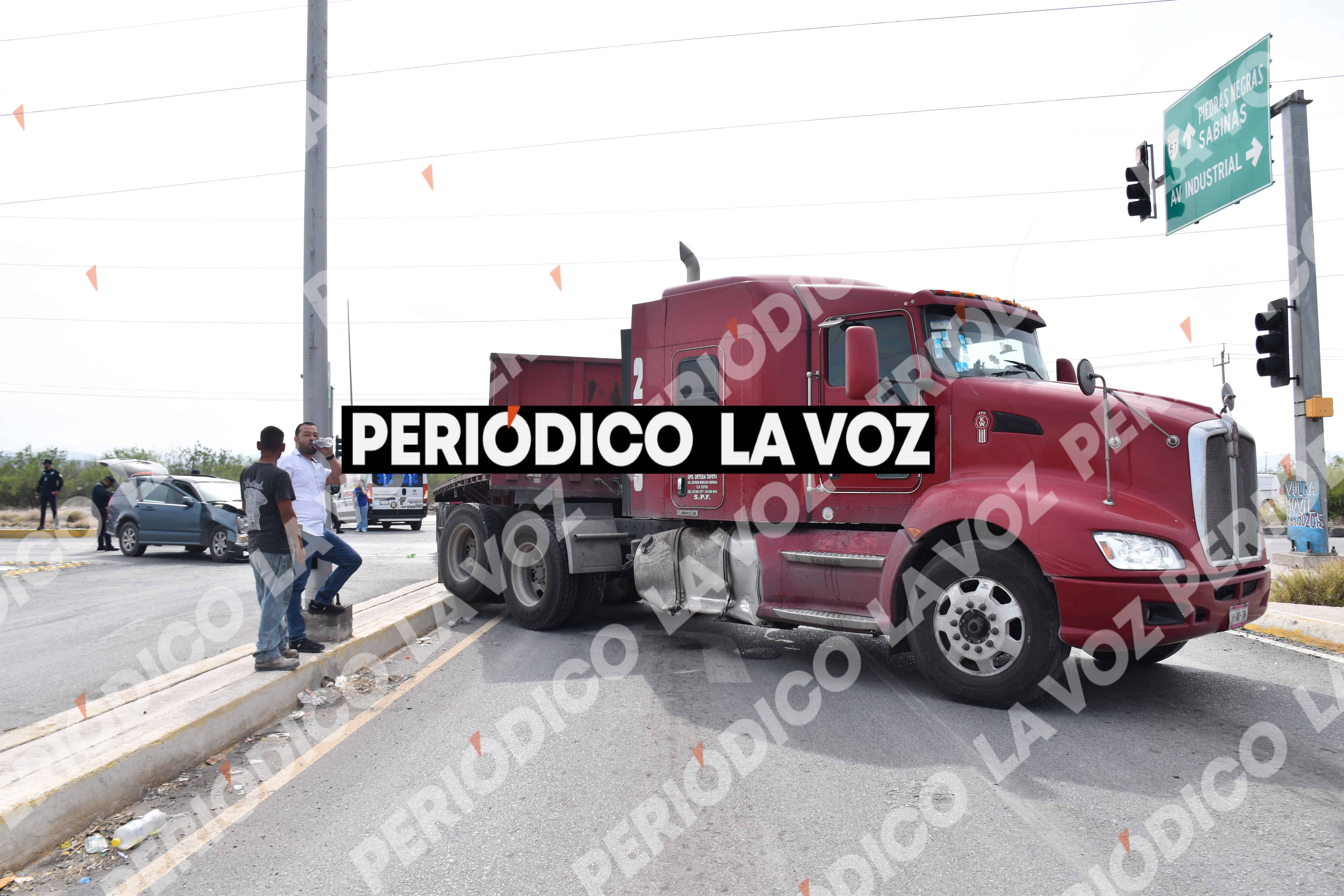 Conductora ilesa tras choque con tr&aacute;iler en Frontera