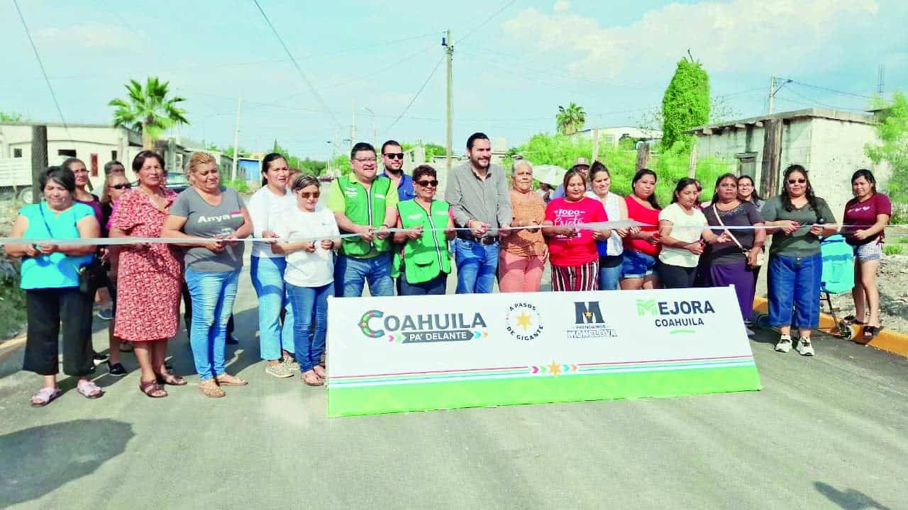 Carlos Villarreal entrega obras de pavimentaci&oacute;n en Monclova