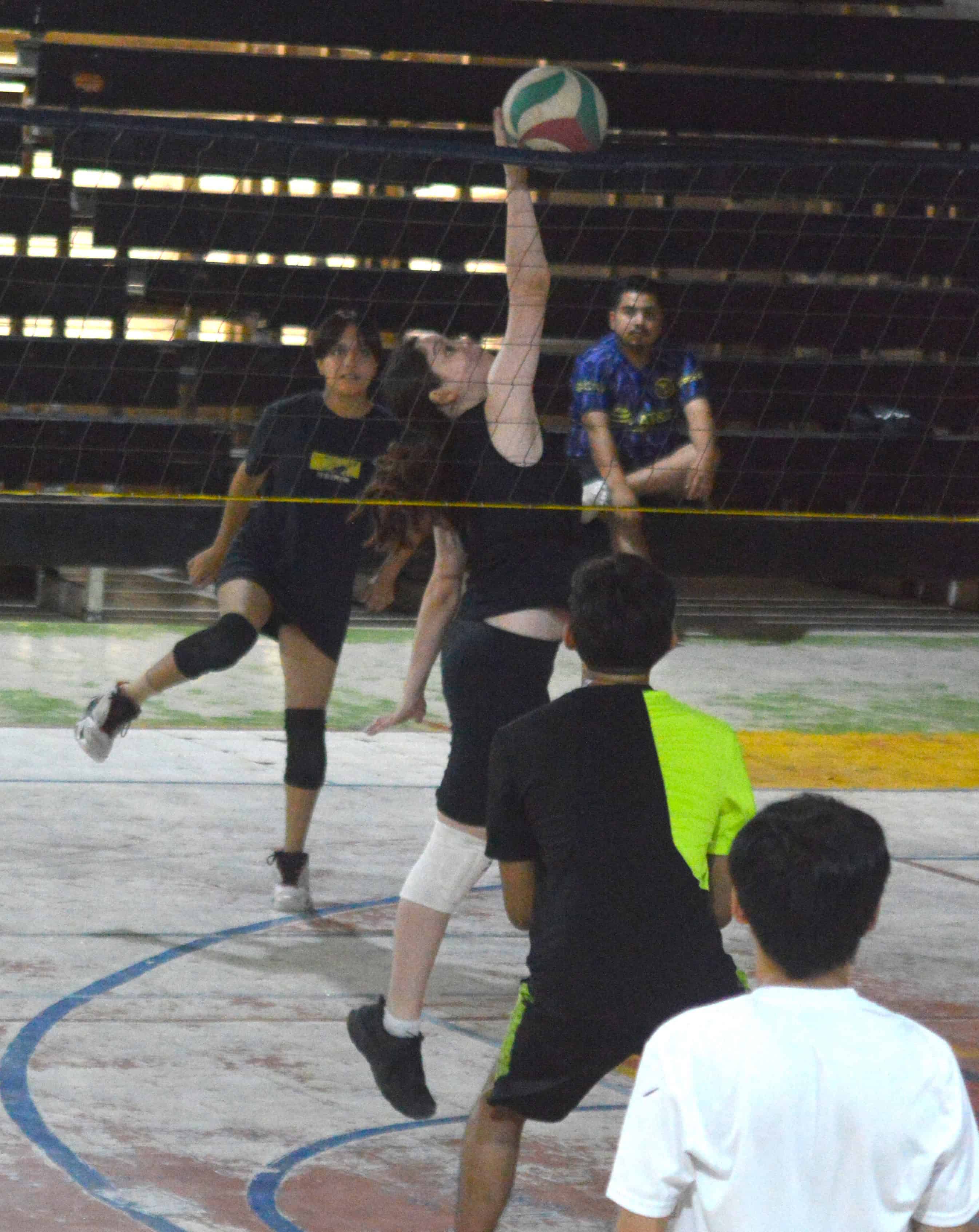 F&eacute;nix se impone a Bulls en la Liga de Voleibol Rangelitos