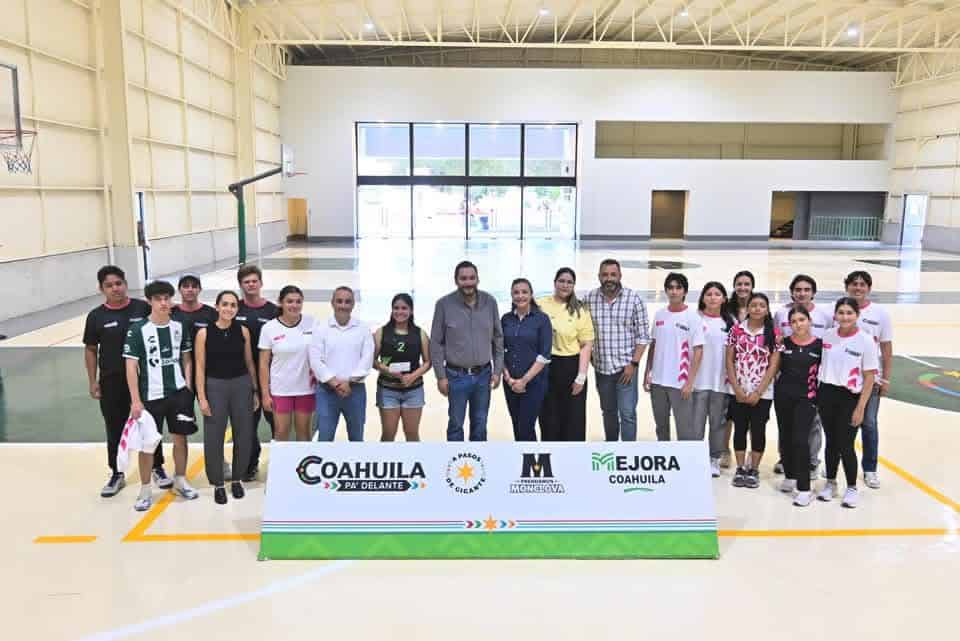 Carlos Villarreal entrega becas a atletas destacados en Monclova